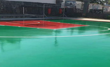 德宏篮球场翻新地面